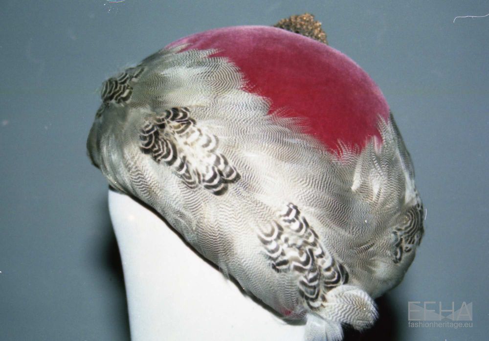 Cappello femminile modello casque.